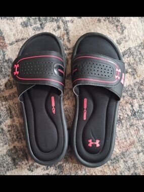 Under Armour Adjustable Black Slides with Pink Trim. Sz 7.